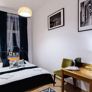 https://golden-lion-apartments-szewska.krakowhotelspoland.com